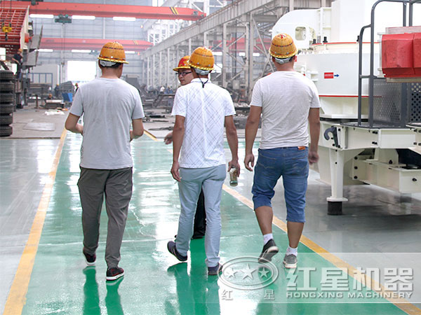 來(lái)廠參觀制砂機(jī)車(chē)間的用戶(hù)